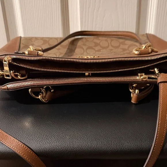 Coach Tan and Brown Signature Shoulder Bag - Never Used - Picture 3 of 7